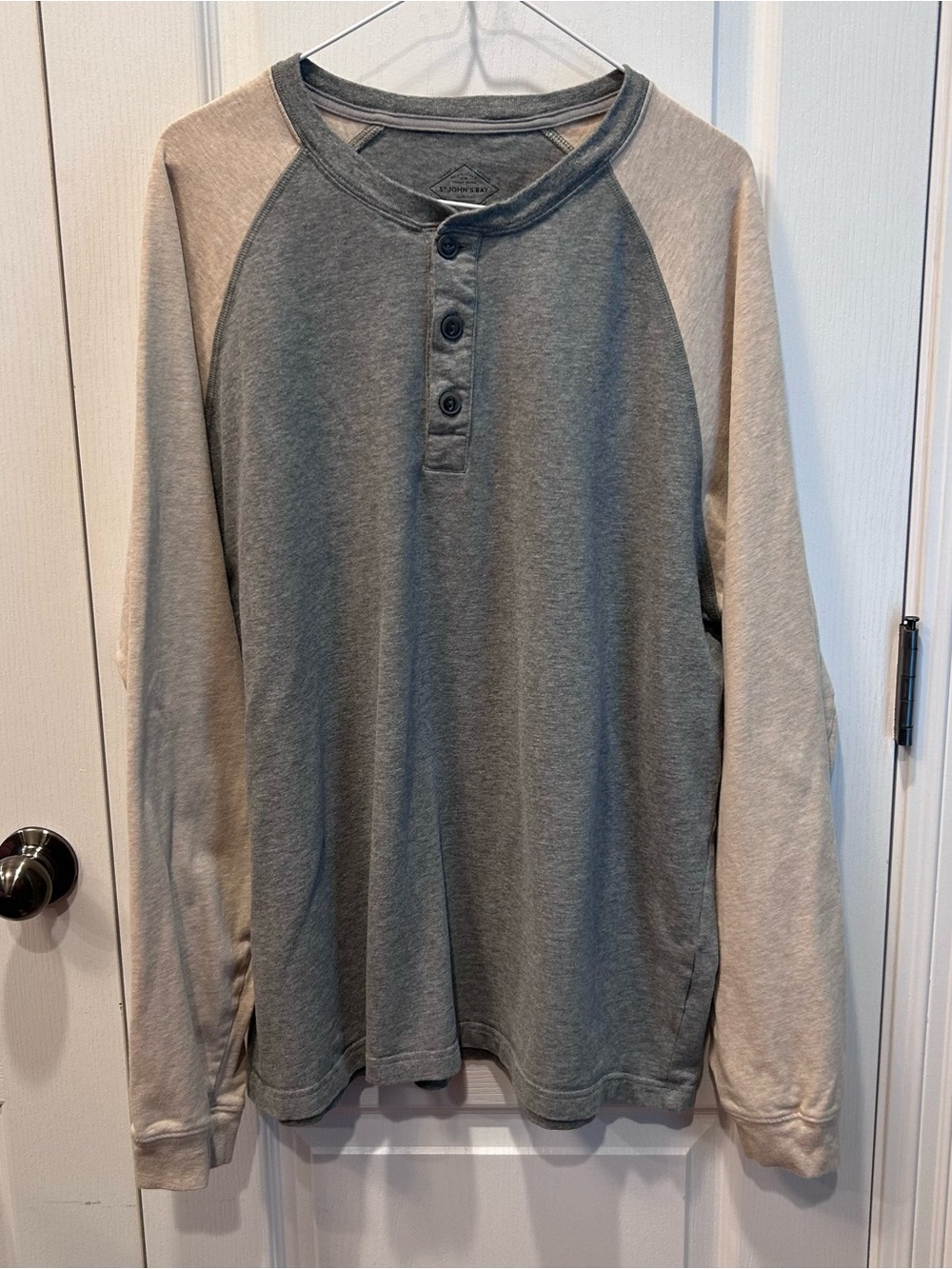 St. John’s Bay Men’s Long Sleeve Gray & Tan Casual Comfy Henley Shirt Size XL